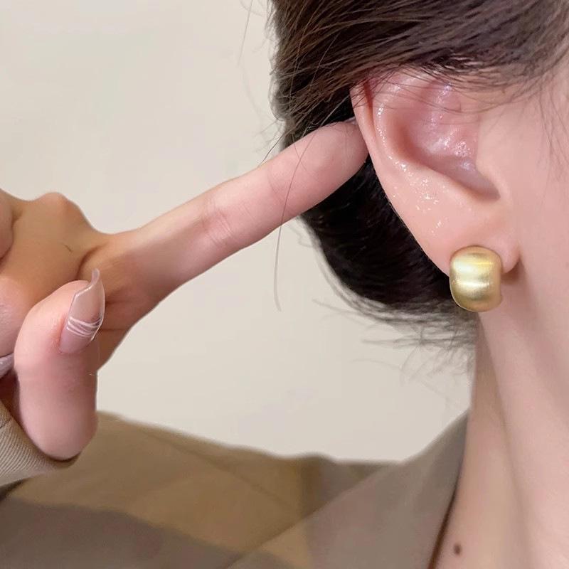 Серьги-дуги с матовой отделкой: Ретро-стиль в гонконгском стиле для женщин, универсальный нишевый дизайн на осень/зиму