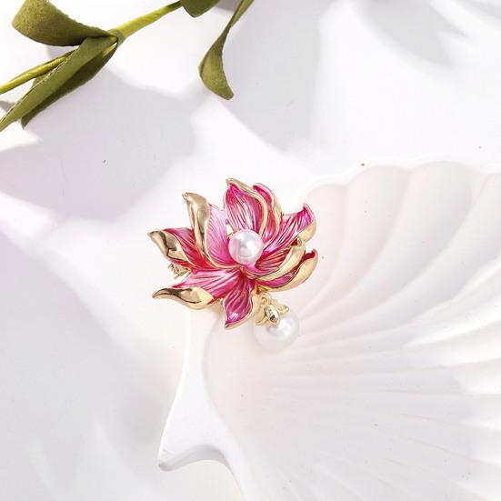 Women Brooch Lotus Flower Shape Faux Pearl Decor Contrast Color Realistic Flower High-End Luxury