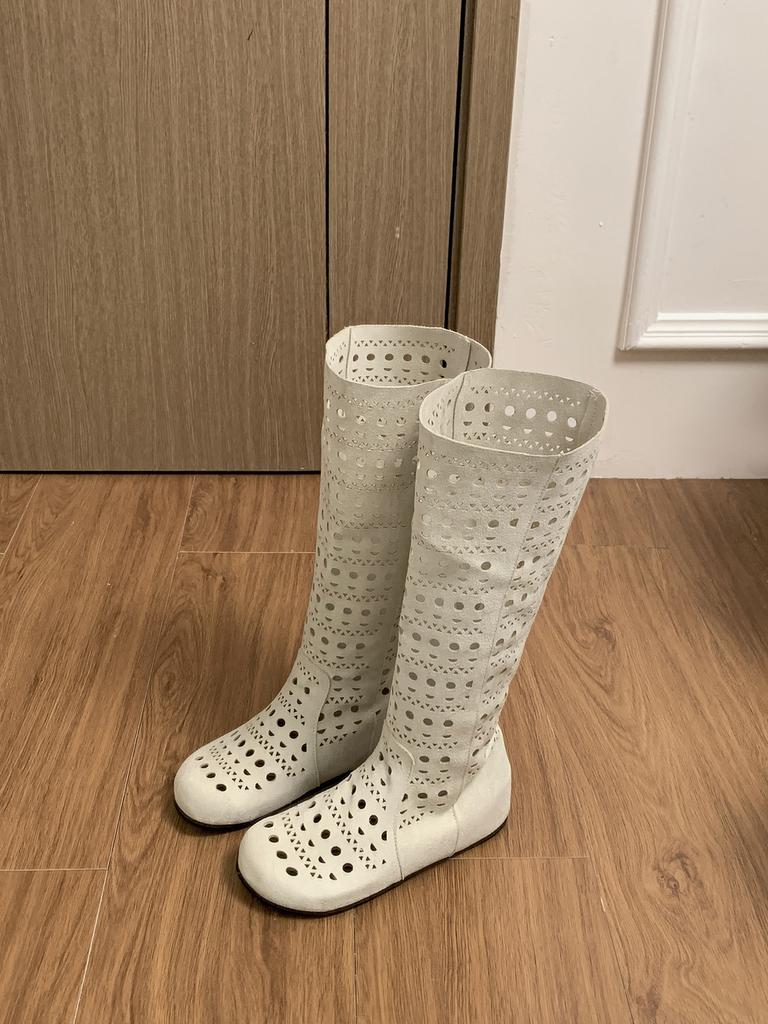 White Retro Inner Heightening Hollow Flat-soled Boots Women's 2025 New Autumn Thin Maillard Long Shoes