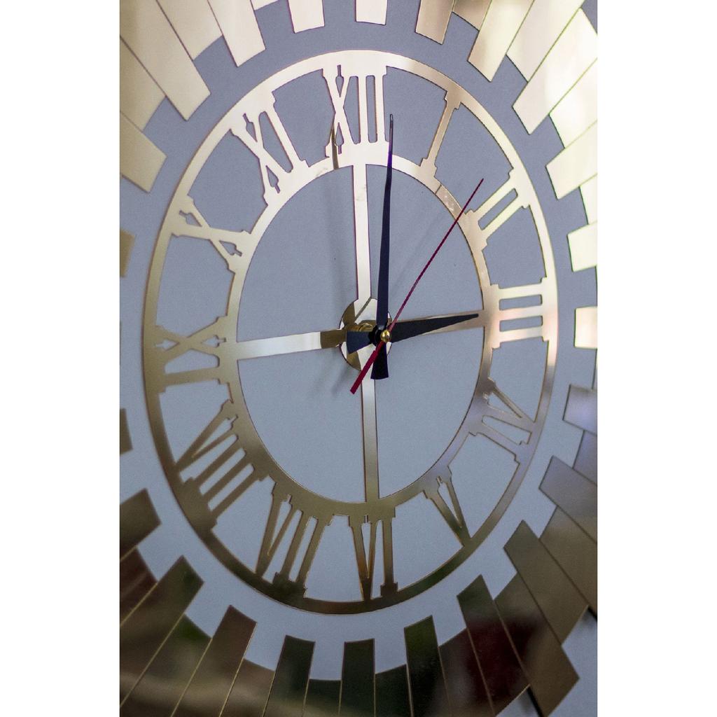 Большие декоративные настенные часы 50х50 см. Стильные римские цифры, двухслойное золото на белом МДФ, зеркальное оргстекло.