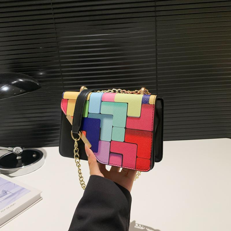 Повседневная маленькая свежая и модная маленькая сумка на цепочке для женщин летом, новая модная контрастная цветная маленькая квадратная сумка через плечо
