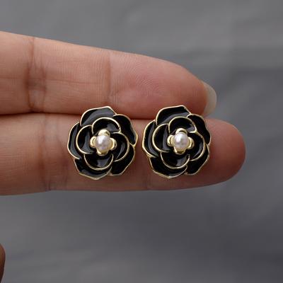 Новые модные серьги-гвоздики с цветком камелии, белые, черные, с эмалью, масляные, жемчужные серьги для женщин, элегантные украшения для вечеринки, подарок для девочек