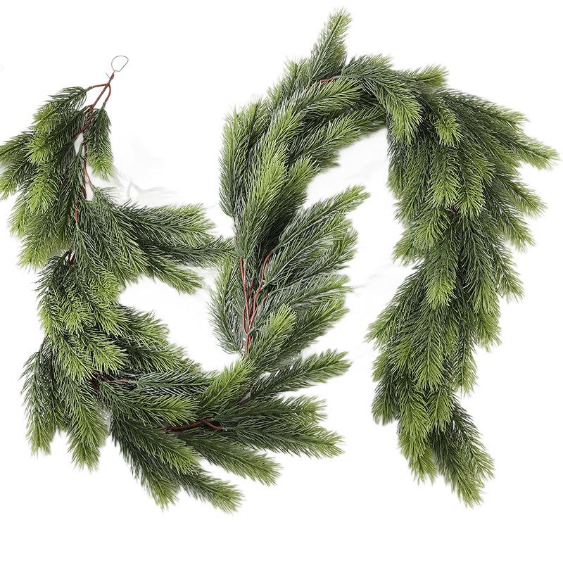 Рождественское украшение на дверь из сосновых веток и ягод