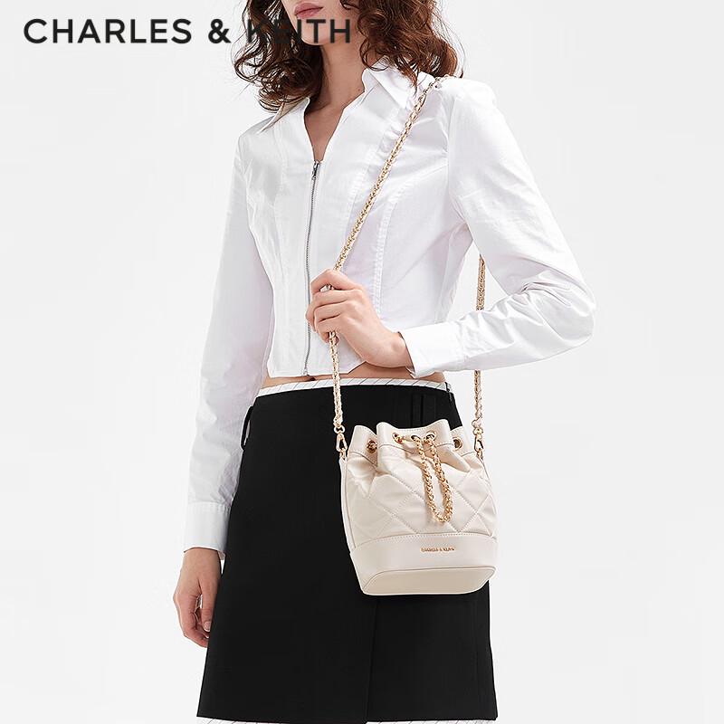 Стеганая сумка-ведро на цепочке через плечо CHARLES & KEITH
