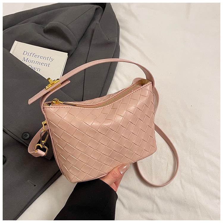 Модный дизайн женской сумки 2025 лето новая модная плетеная маленькая сумка европейская и американская личность сумка через плечо