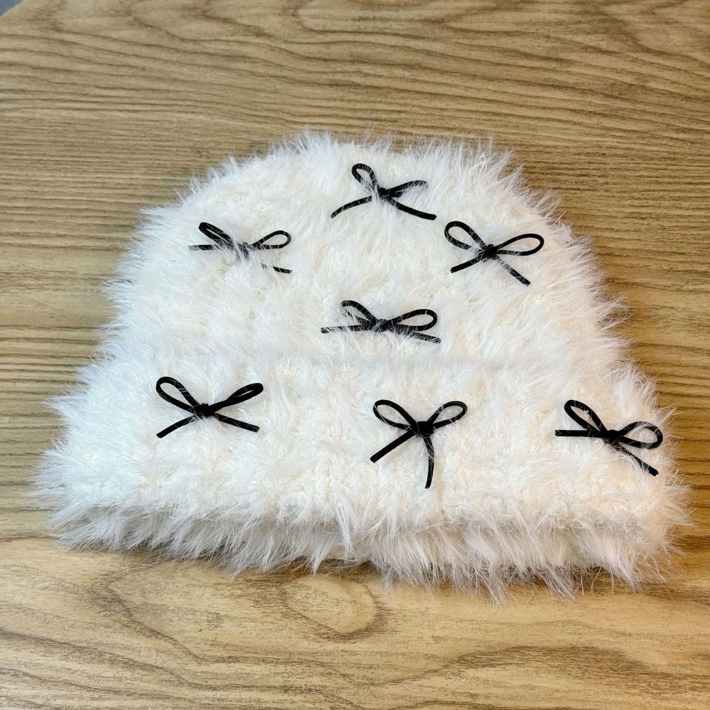 Милая и симпатичная шерстяная шапка с бантом для женщин на осень и зиму. Новое лицо, демонстрирующее маленькую вязаную ветрозащитную шапку-балаклаву.