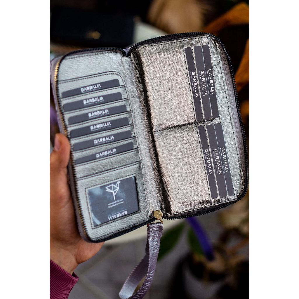 Tilburg Кошелек-портфель с ручкой на запястье и соломенным узором сливово-фиолетового цвета с большим количеством визитниц