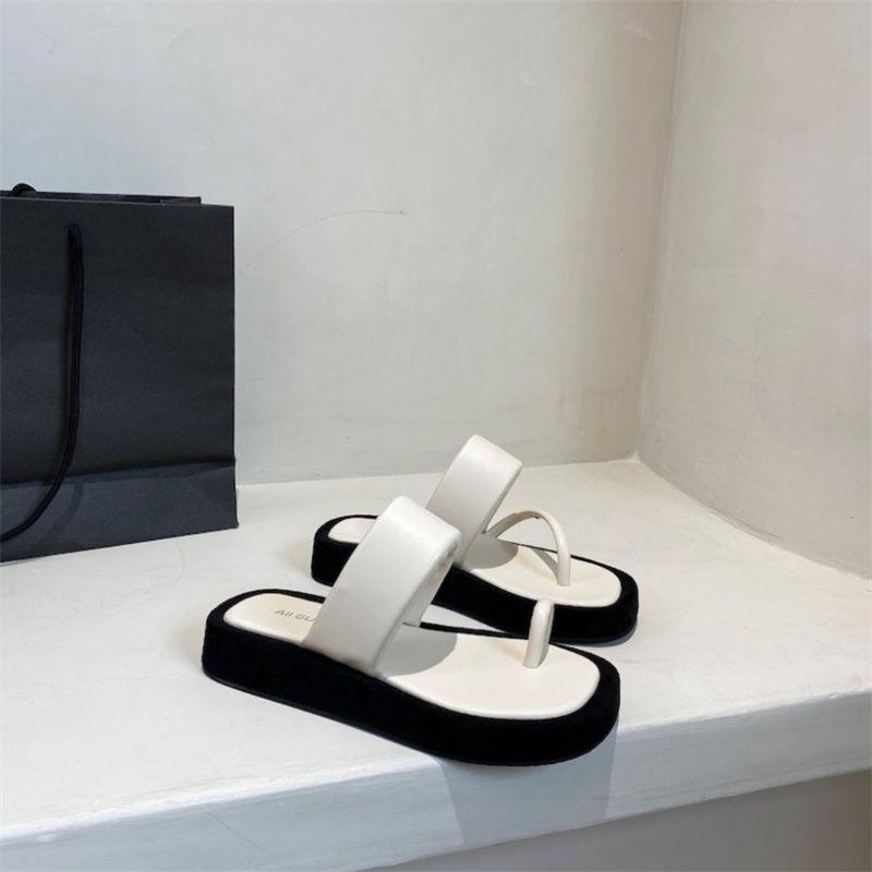 Нишевая повседневная обувь на толстой подошве для женщин 2025 года, верхняя одежда, усовершенствованные нескользящие сандалии с плоской подошвой и эффектом маффина