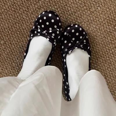 Версия из овчины~ Французские ретро туфли-балетки с круглым носком и бантом, с легким вырезом, женские черные в горошек с мягкой поверхностью