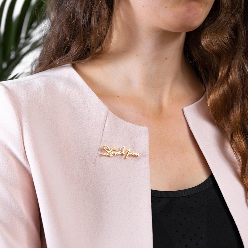 Qiuhan Personalized Sterling Silver Vintage Heart Shape Pin Customized Nameplate Brooch for Engagement Wedding Christmas Day
