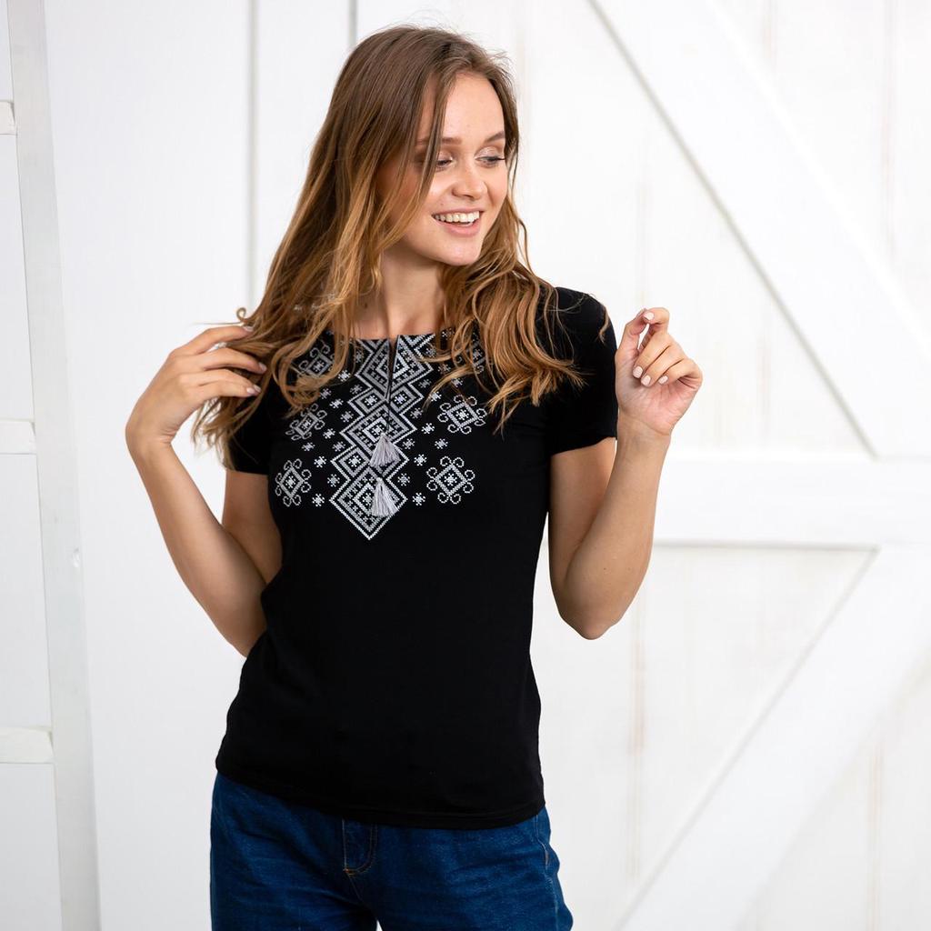 Женская футболка с вышитым орнаментом