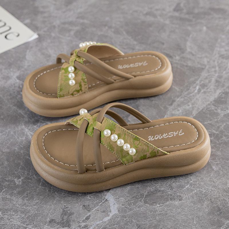 Женские тапочки на толстой подошве с жемчугом высокой ценности для ношения 2025 лето новый сказочный стиль с юбкой удобные шлепанцы-однословки для девушек