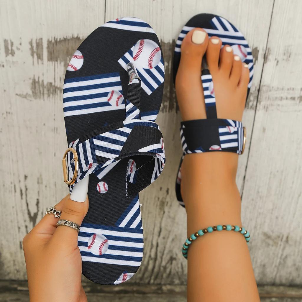 2024 Новые летние сандалии женские модные повседневные пляжные шлепанцы на открытом воздухе с металлическими украшениями женские туфли на плоской подошве большие размеры 35-43