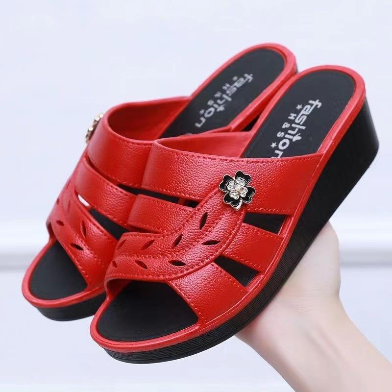 2024 Летние женские тапочки ПВХ Ажурные тапочки Туфли для мам среднего возраста Сандалии для отдыха Модные тапочки на танкетке на платформе