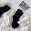 Утолщенные носки женские средней длины черно-белые простые модные зимние теплые и непромокаемые домашние чулки для сна