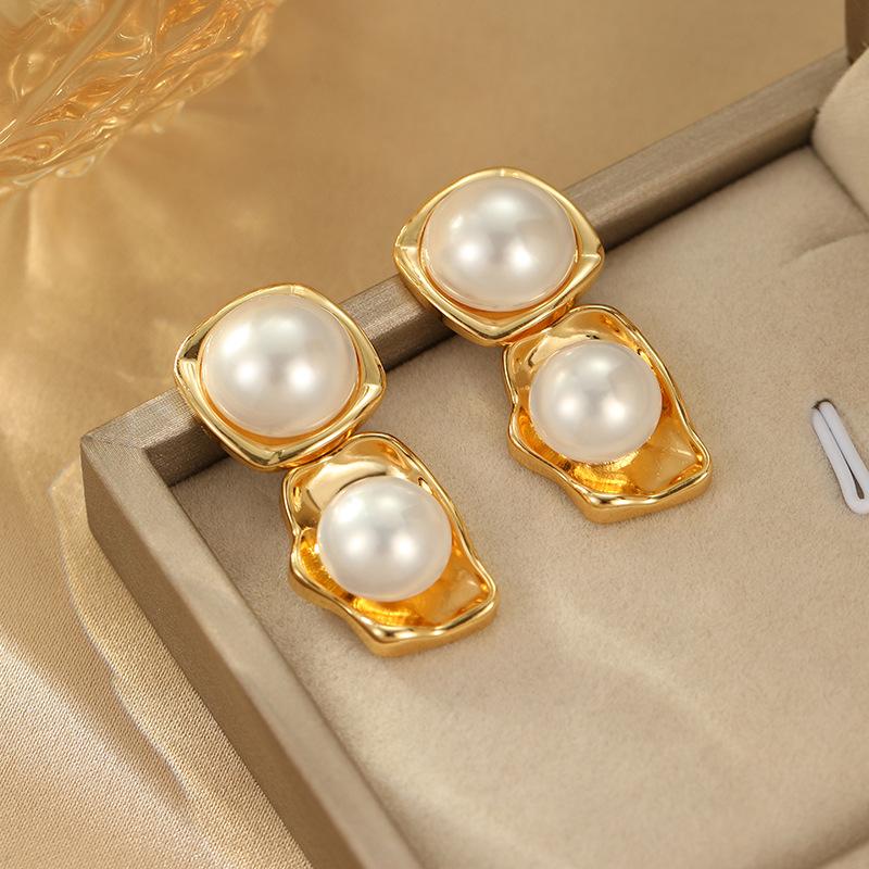 French Retro Irregular Pearl Stud Earrings Niche Unique Design High Sense Earrings Fashion Versatile Flow Earrings