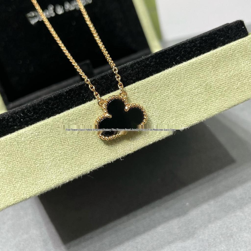 Ожерелье «Четырехлистный клевер» Van Cleef: Золотой кулон с дизайном в виде пяти цветков, с белым перламутром, красным агатом и бриллиантом для женщин.