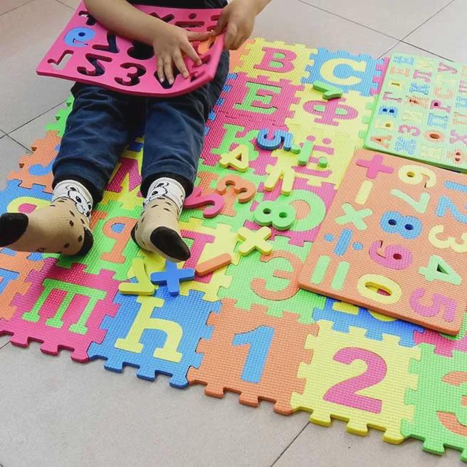 Большой коврик-пазл с русским, арабским и испанским алфавитом - 36 деталей, 14 см каждая