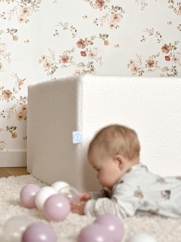 Foam playground with a Boucle White mountain 100 balls: white, pearl, beige