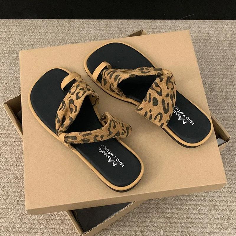 Мода 2024 Лето Новые Женские Шлепанцы Модные Сланцы с Перемычкой на Пальце Мягкий Плоский Каблук Уличные Пляжные Каникулы Женские Слайды