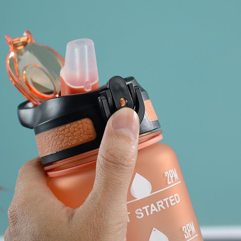 Кружка-градиент, большая вместимость с ручкой, откидная крышка, соломинка; Портативная спортивная бутылка для воды для фитнеса на открытом воздухе.