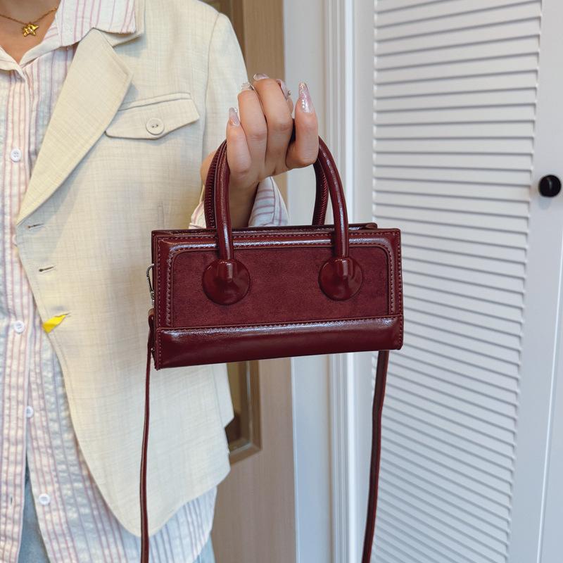 Вечерняя сумочка женская 2025 новая высококлассная ретро замшевая сумка через плечо для поездок на работу сумка-мессенджер маленькая квадратная сумка