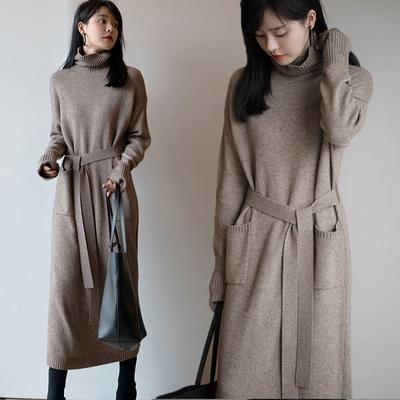 Со свитером средней длины с высоким воротником, вязаной юбкой, женским осенне-зимним базовым внутренним платьем с ленивым ветром до колена и талией.