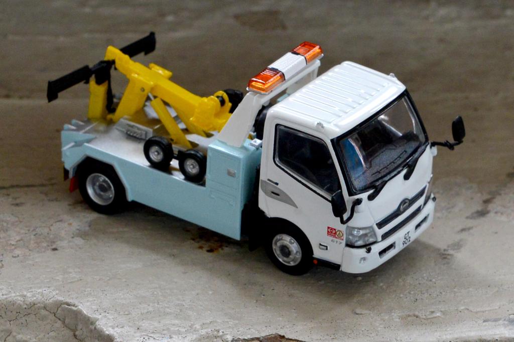 Модель эвакуатора Hino 300 в масштабе Tiny City 1/64