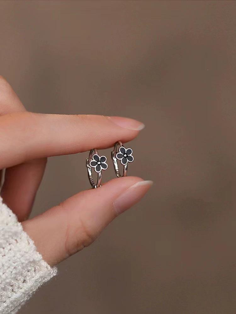 Серьги-гвоздики из серебра S925 в виде лепестков маленького цветка для женщин, свежий и милый дизайн, легкая роскошь, капля из смолы, элегантные и вневременные.