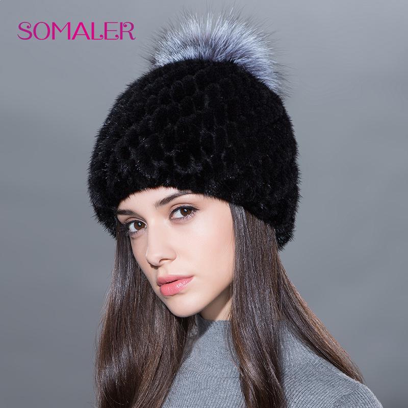 Зимняя шапочка с помпоном из натурального меха