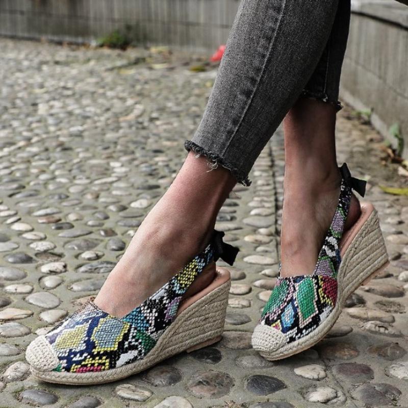 Модные женские босоножки на танкетке, новые летние туфли ручной работы на высоком каблуке с бантом, бандажные тапочки большого размера с закрытым носком, пляжные тапочки