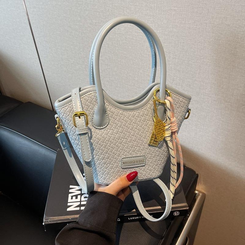 Нишевые плетеные сумки женские новые летние универсальные сумки-мессенджеры модные сумки-тоут сумки-ведра