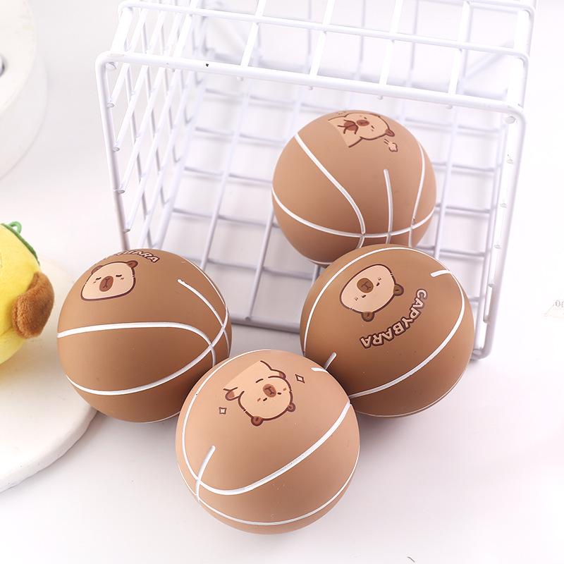 Миниатюрный рифленый мячик-прыгунчик в виде капибары — милая детская игрушка для развлечения и снятия стресса.