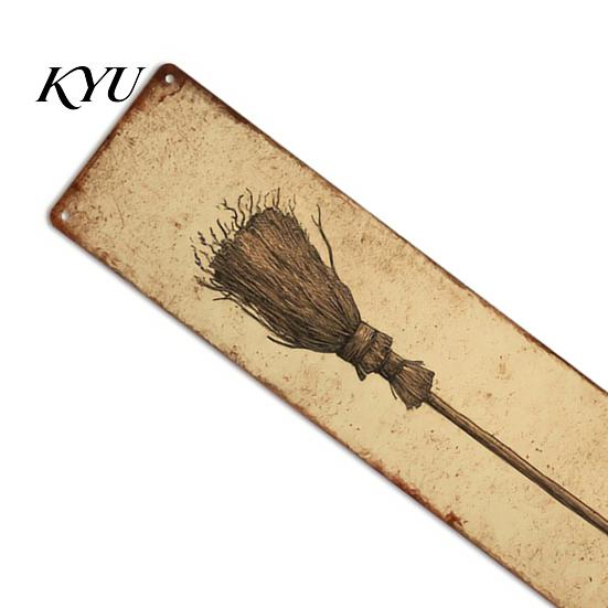 Spooky Yard Art Distressed Wooden Broom Wall Sign, Rustic Retro Witch Hanging Easy Installation Decor Decor, Outdoor Sign for Porch Fence Courtyard