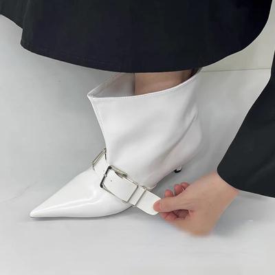 Модные женские туфли на тонком каблуке, осенние, новые, с заостренным носком, с пряжкой на ремне, нескользящие, износостойкие, удобные, короткие ботинки