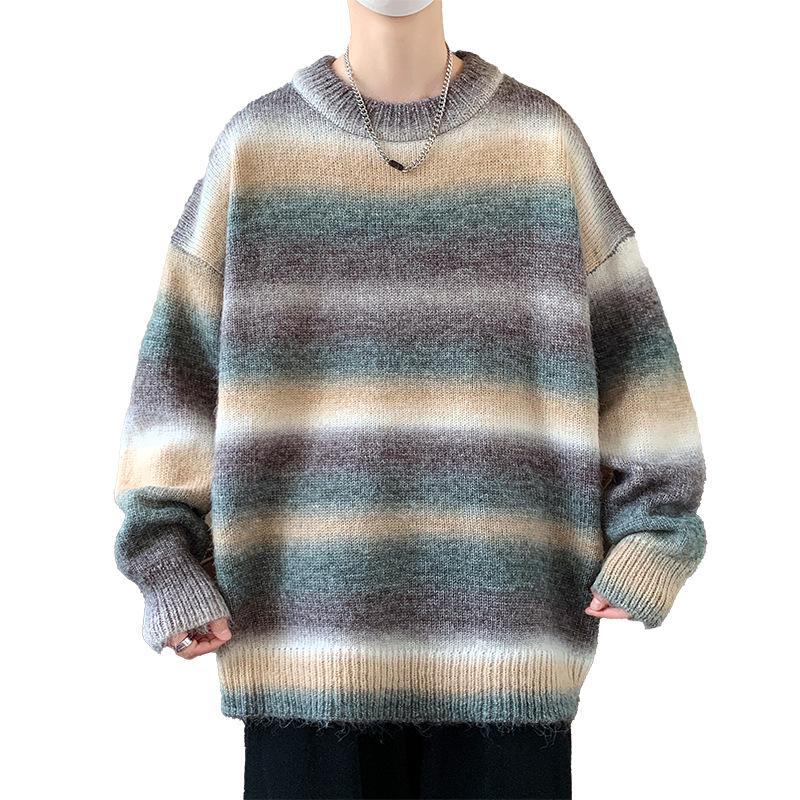 Мужской свитер с круглым вырезом и градиентной расцветкой тай-дай — радужные полосы, свободный крой, модный сезон осень/зима.