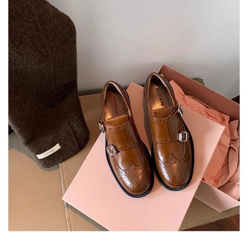 Модные мокасины, женская обувь, новый британский стиль, изысканные, ручной работы, резные, маленькие кожаные туфли в стиле барокко, толстые каблуки, одинарные туфли, осень 2024 г.