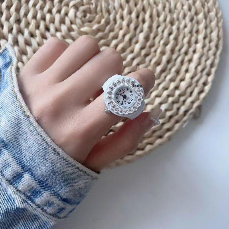 Кварцевые часы-кольцо со стразами и металлическим эластичным браслетом