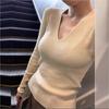 Однотонная трикотажная базовая рубашка с V-образным вырезом, женский осенне-зимний новый внутренний свитер, чистый, соблазнительный, облегающий и стройнящий, универсальный топ с длинным рукавом