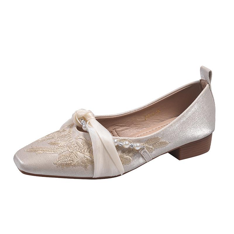 Свадебная обувь стиль новый китайский квадратный носок толстый каблук ретро одинарная обувь 2025 новая обувь ципао вышитая шапочка ladyshoes женская