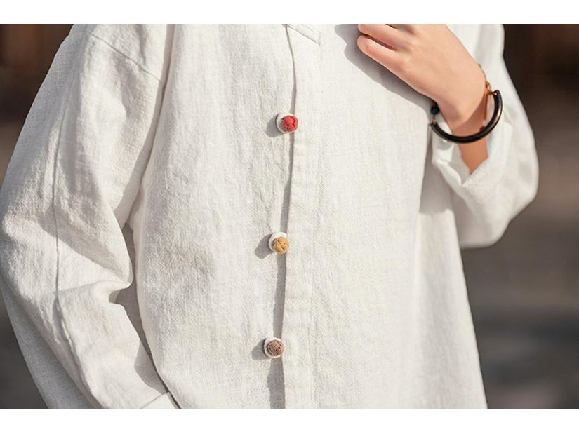 Женская рубашка ретро из льна Весна/Лето 2025 со стойкой, боковой планкой, колор-блоком, песочной стиркой, пуговицей-лягушкой и длинными рукавами.