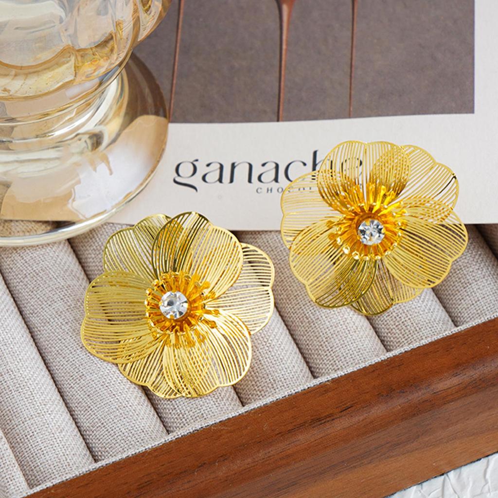 Серебряные серьги-кисточки с кристаллами в виде рыбьего хвоста: Преувеличенный дизайн цветка для стильного вида.