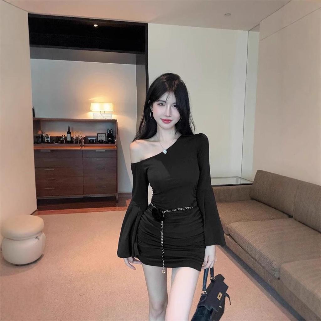 Женское фиолетовое платье с драпировкой на одно плечо и рукавами-колокольчиками - Приталенный силуэт, облегающая талию короткая юбка