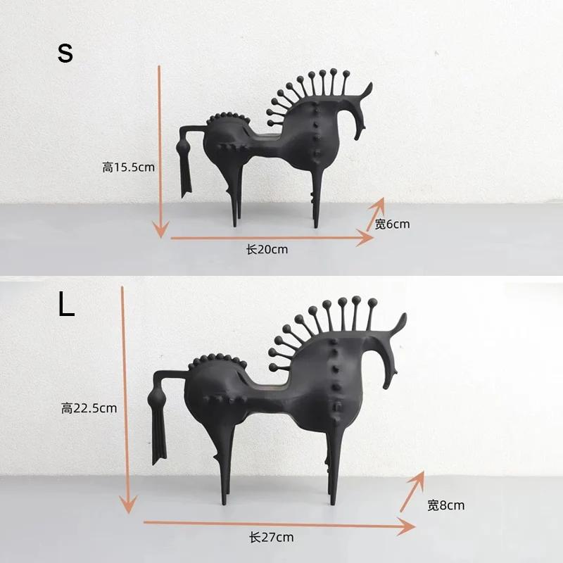 Metal Handicraft Horse Figures Abstraction Horseradish Horse Figurines Artificial Animal Sculpture Bookshelf Decoration Statues