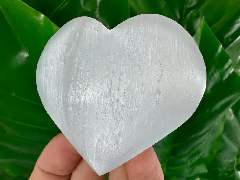 Manufacturer's Low-priced Treatment of Crystal Palm Stone, Natural Selenite Heart Palm, Home Decoration