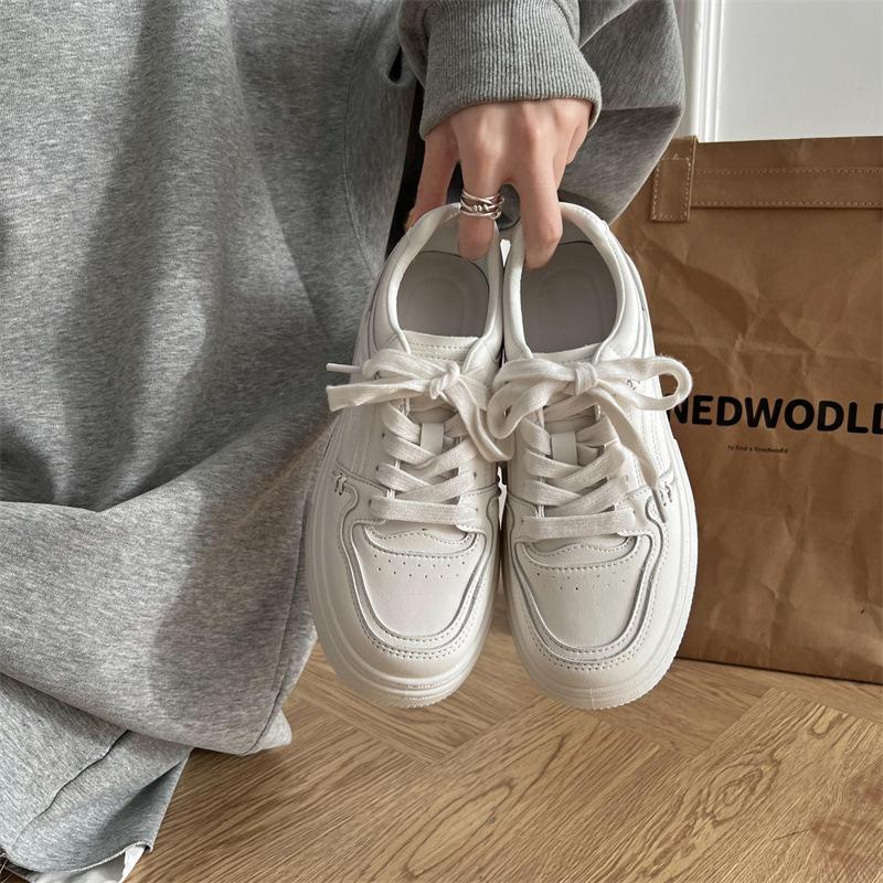 Белые легкие повседневные простые студенческие японские маленькие белые туфли для женщин 2025 года, новые летние туфли с увеличенным каблуком, универсальные туфли для серфинга