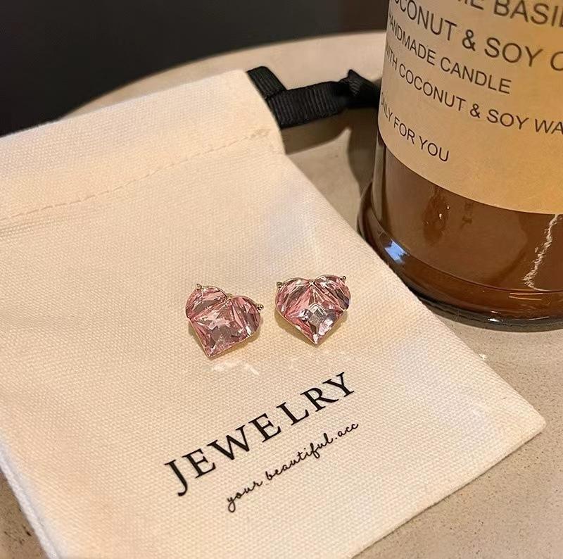 Серьги в форме сердца с розовым цирконием. Модные летние серьги в форме персикового сердца. Продвинутые милые крутые серьги в форме сердца.