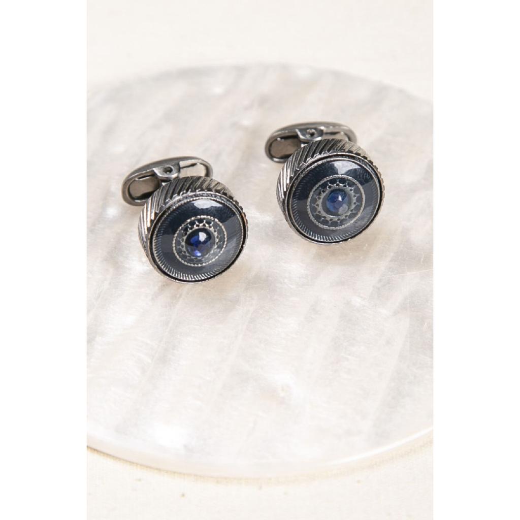 Запонка серебряного цвета с блестящим синим камнем