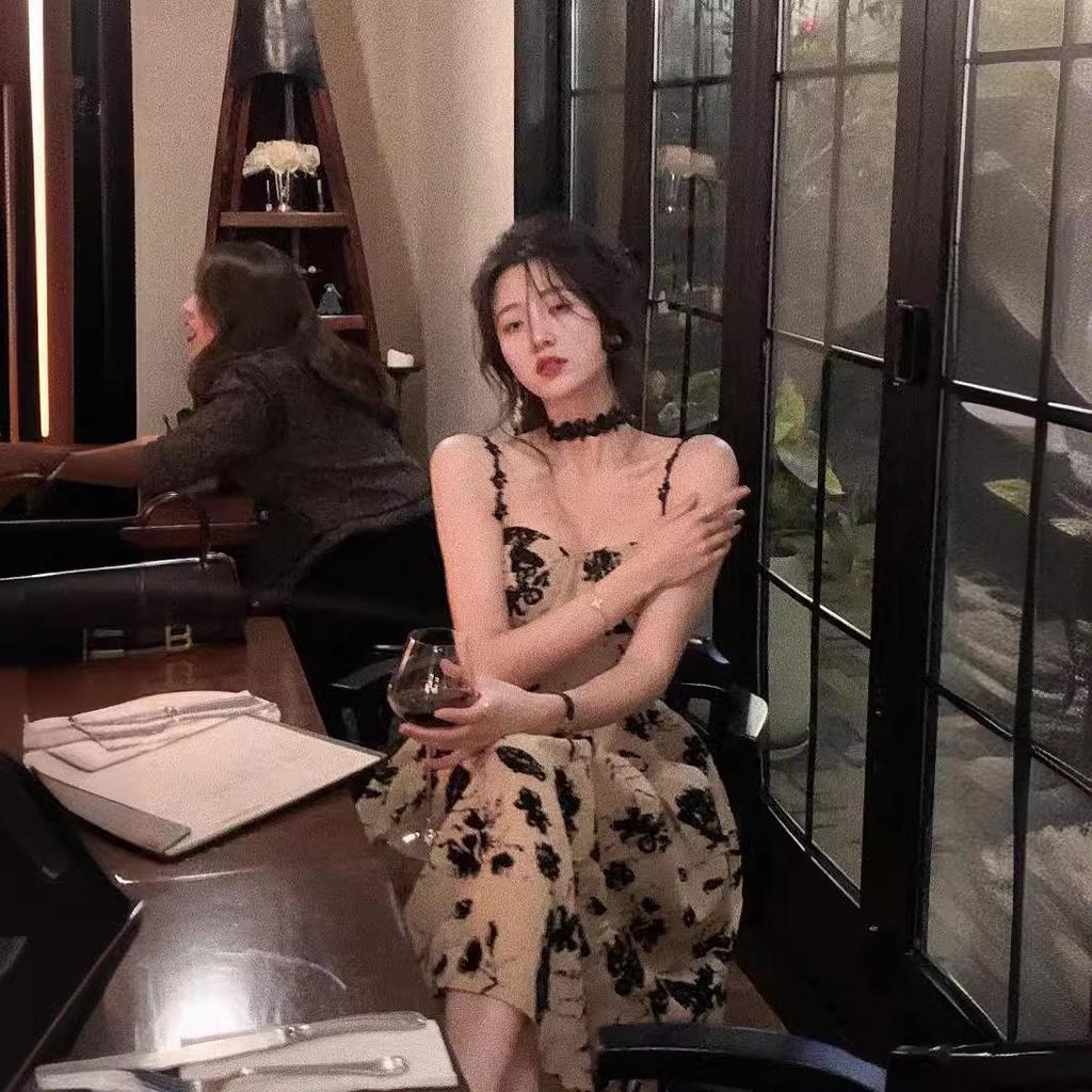 Летнее ретро платье с цветочным принтом на тонких бретелях, облегающее талию, 2024