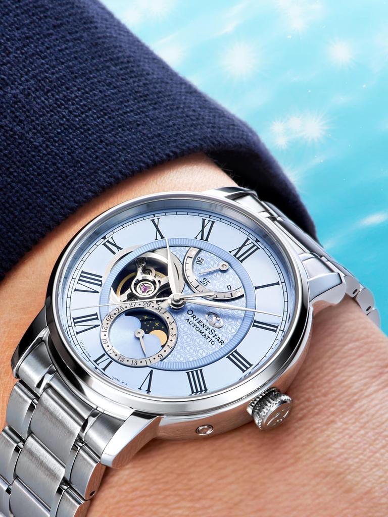 Автоматические часы Orient Star M45 F7 с механическим указателем фазы Луны, выпущенные ограниченной серией в 270 экземпляров. В комплект входит сменный ремешок и гарантия. Светло-голубая фаза Луны,